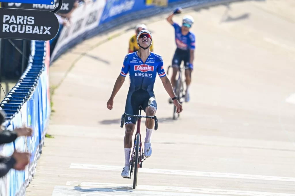 Paris - Roubaix. À l'issue d'un gros duel, van der Poel domine Pogacar et réalise le triplé