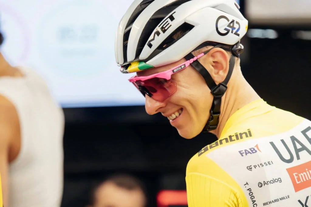 Le porteur du maillot jaune, le Belge Eddy Merckx, roule, le 10... News Photo