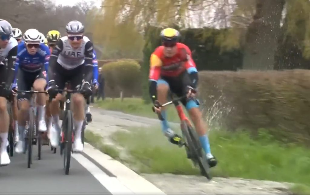 Une chute massive avec Alaphilippe, Wellens au sol, le coureur mis hors course