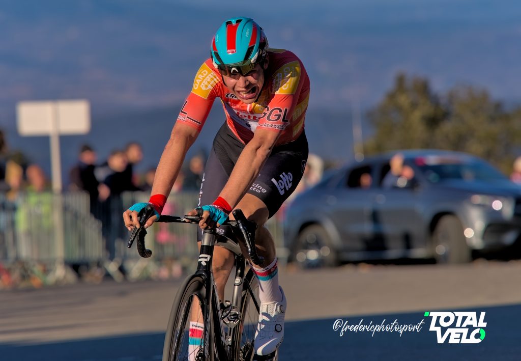 Arnaud De Lie a tout tent&eacute; pour conserver son maillot de leader de l'&Eacute;toile de Bess&egrave;ges 2023 au sommet du Mont Bouquet. Photo : Fr&eacute;d&eacute;ric Raimond/TotalVelo