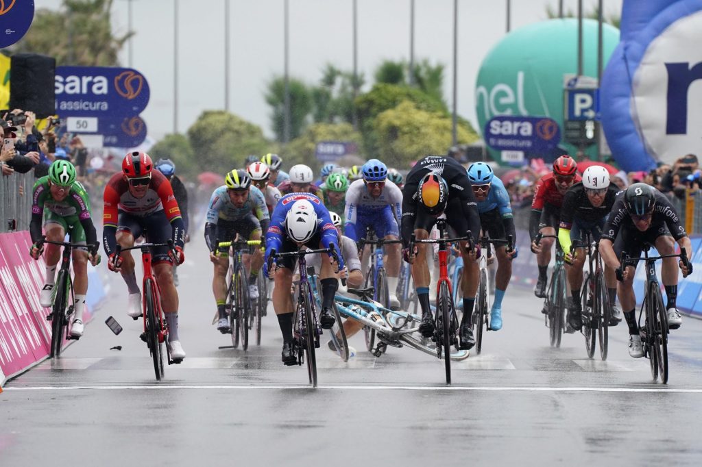 Kaden Groves s&rsquo;adjuge la 5&egrave;me &eacute;tape du Giro 2023, Evenepoel chute &agrave; deux reprises