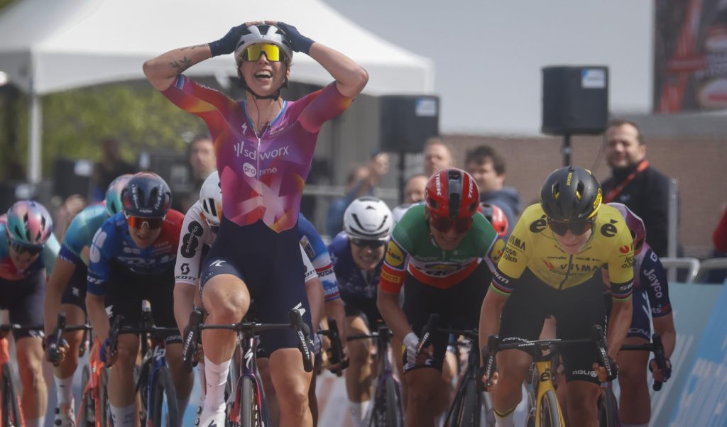 Marianne Vos saute Wiebes qui a lev&eacute; les bras trop t&ocirc;t sur l&rsquo;Amstel Gold Race 2024