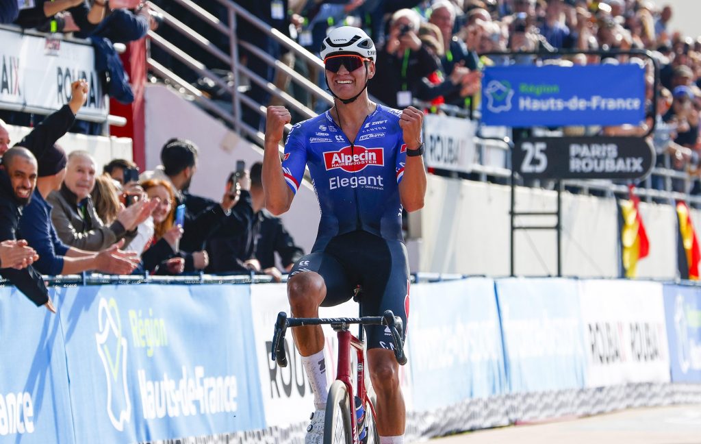 Mathieu van der Poel soul&egrave;ve son premier pav&eacute; de Paris-Roubaix