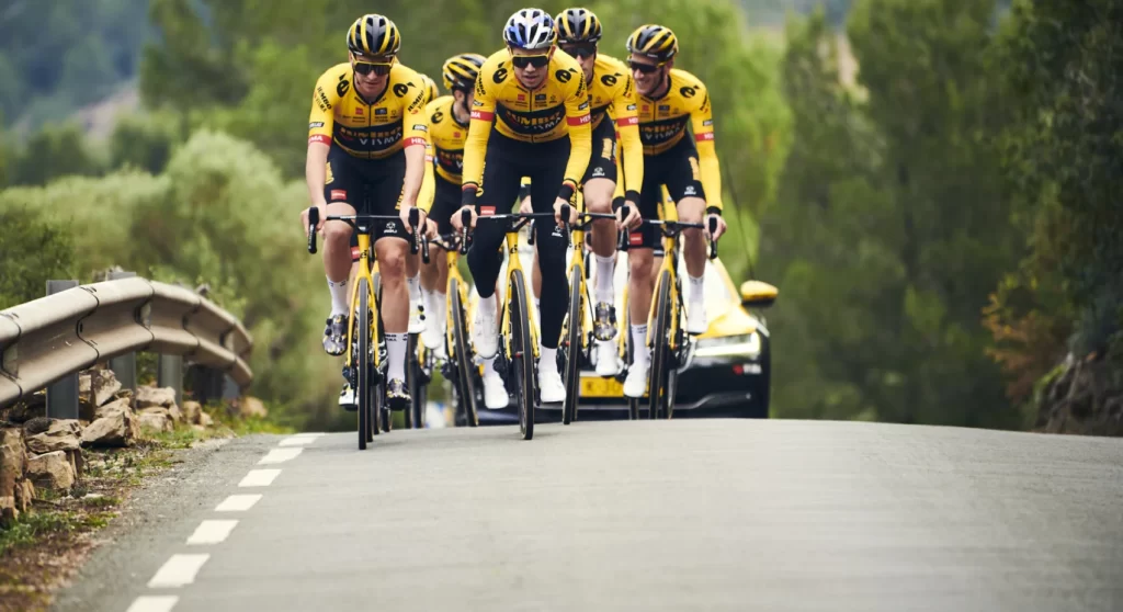 En d&eacute;voilant son maillot pour la saison 2023, l'&eacute;quipe Jumbo-VIsma a laiss&eacute; apparaitre un nouveau partenaire : SRAM. Photo : Jumbo-Visma