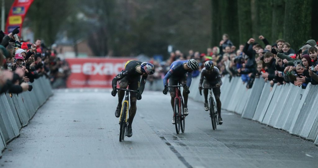 Wout van Aert domine au sprint Mathieu van der Poel et Tom Pidcock au terme d'une course de folie ! Photo : Exact Cross