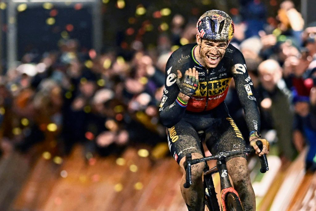 Wout van Aert a mis fin &agrave; l'h&eacute;g&eacute;monie de Mathieu van der Poel &agrave; Diegem. Photo : Jumbo-Visma/CorVos