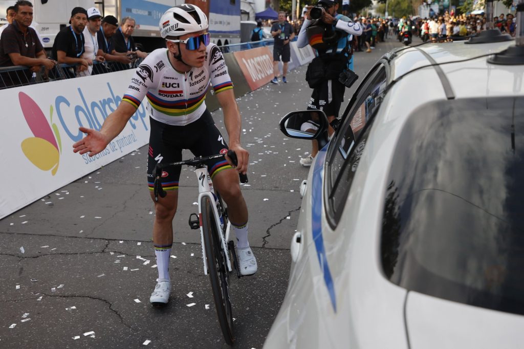 Remco Evenepoel en col&egrave;re : &laquo;&nbsp;J&rsquo;ai failli percuter une femme&nbsp;&raquo; au Tour de San Juan