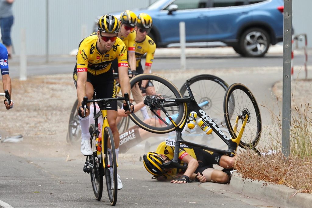 La 1e &eacute;tape du Tour Down Under 2023 a &eacute;t&eacute; marqu&eacute;e par de nombreuses chutes. Photo : Cor Vos
