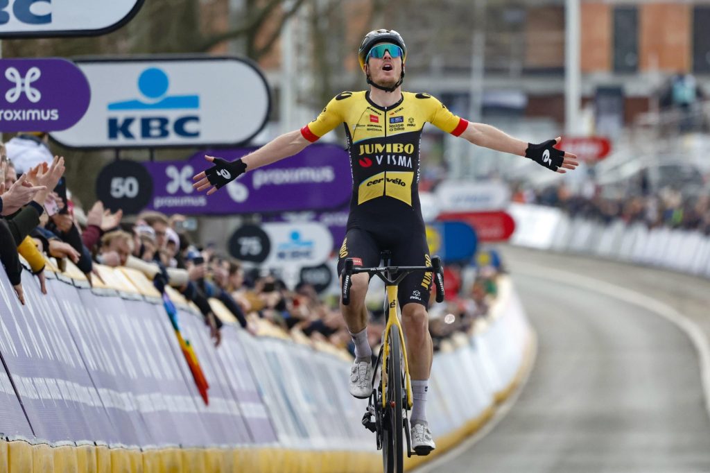 Le num&eacute;ro de Dylan van Baarle au Omloop Het Nieuwsblad