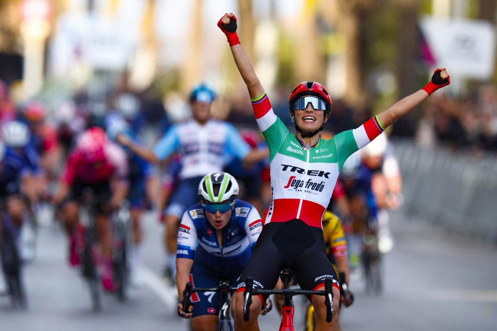 Elisa Balsamo impose sa pointe de vitesse sur la 1e &eacute;tape de la Setmana Ciclista Valenciana. Photo : Cor Vos