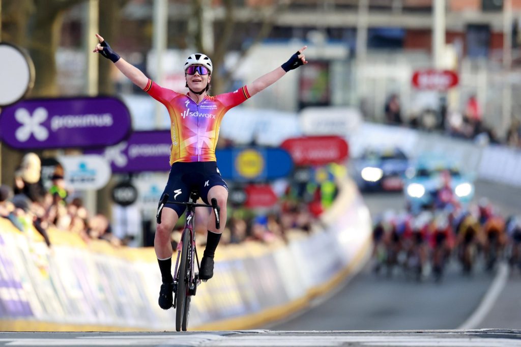 Lotte Kopecky en solitaire, SD Worx signe le doubl&eacute; sur le Omloop Het Nieuwsblad Femmes