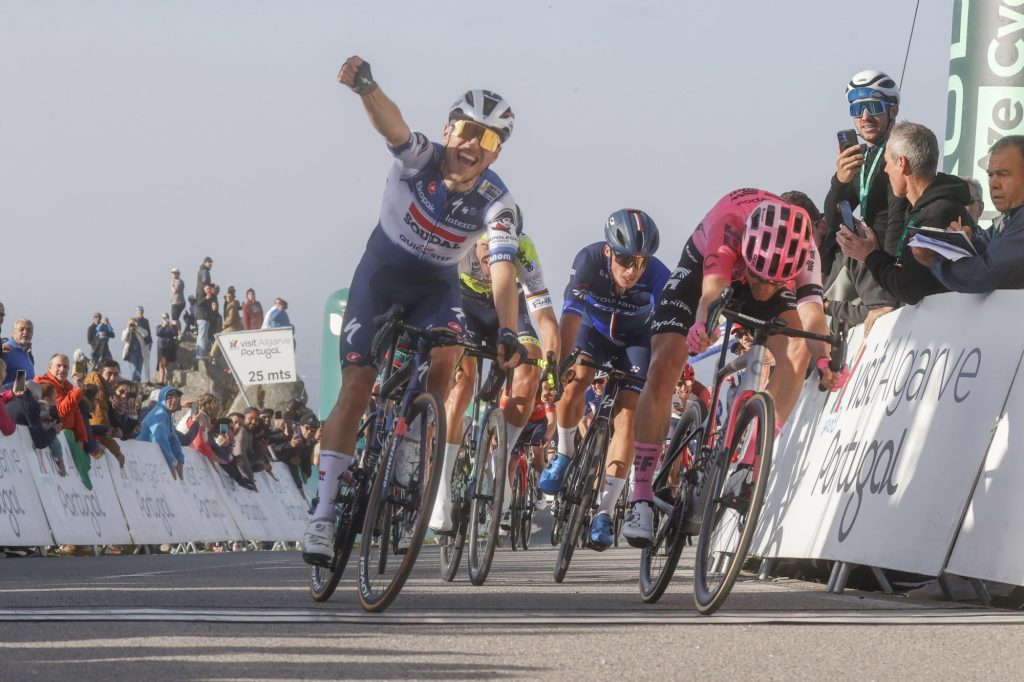Magnus Cort Nielsen coiffe Van Wilder sur la 2e &eacute;tape du Tour d&rsquo;Algarve