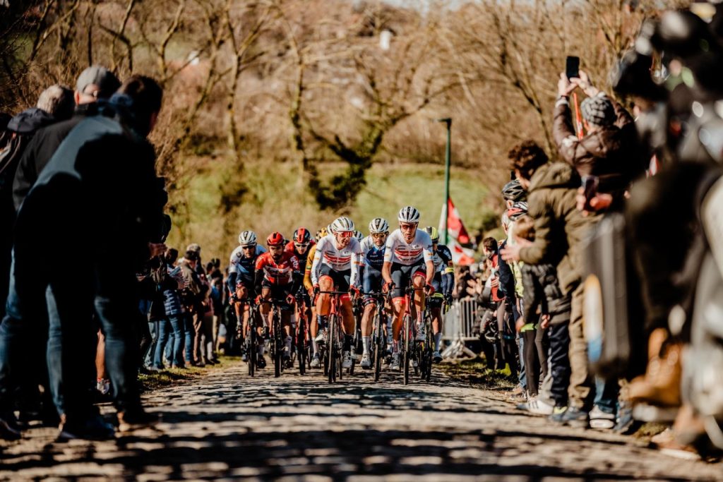 Les &eacute;quipes au d&eacute;part de l&rsquo;Omloop Het Nieuwsblad 2023