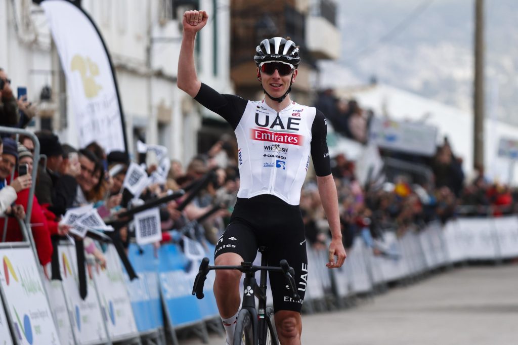Tadej Pogacar, sans concurrence, sur la 1e étape du Tour d'Andalousie 2023. Photo : Cor Vos