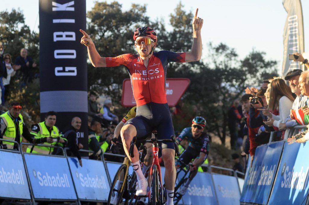 Tao Geoghegan Hart au sprint &agrave; l&rsquo;Alto de Cova Santa