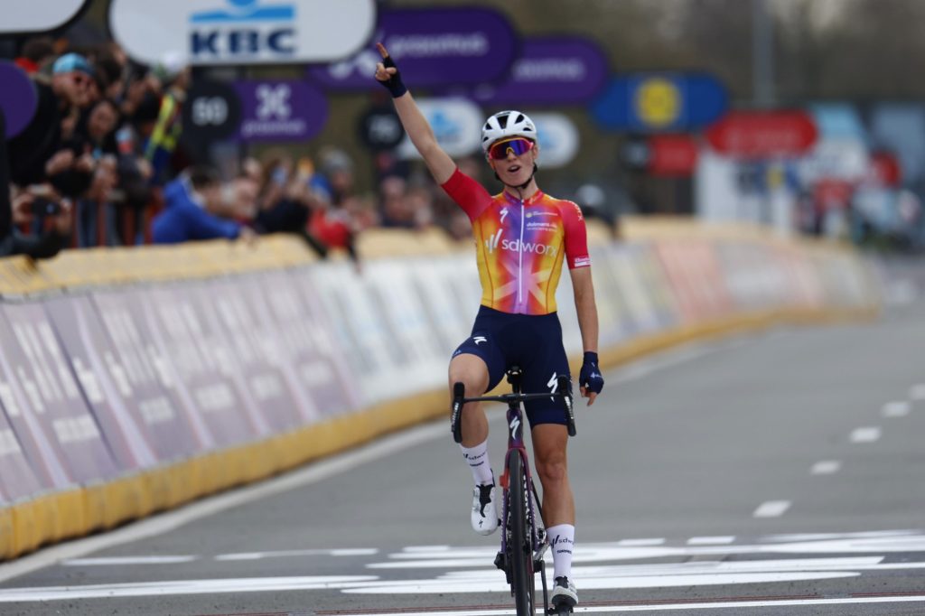 Demi Vollering remporte A Travers la Flandre en solitaire