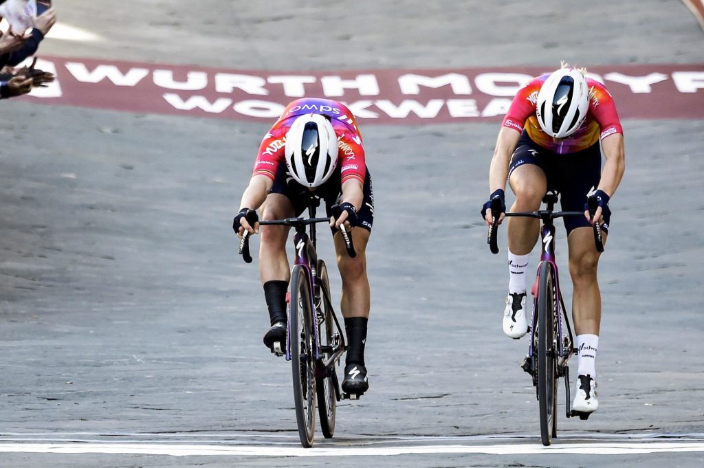 Demi Vollering bat Lotte Kopecky &agrave; la r&eacute;guli&egrave;re sur les Strade Bianche Femmes