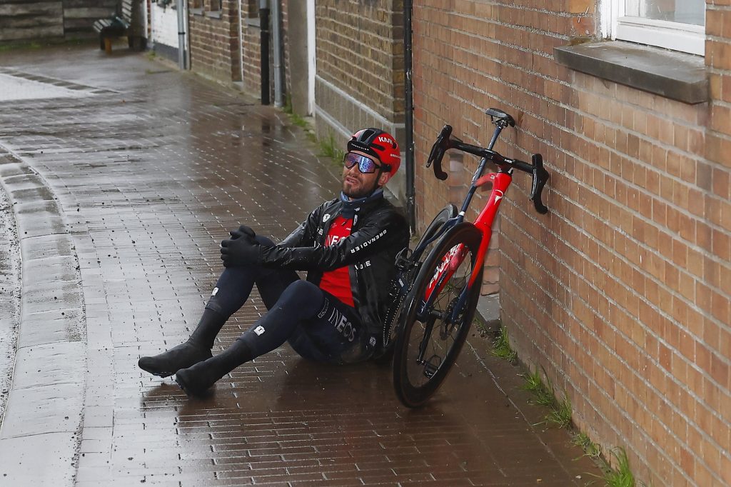 Chutes en pagaille sur Gand-Wevelgem : Filippo Ganna et Michal Kwiatkowski abandonnent