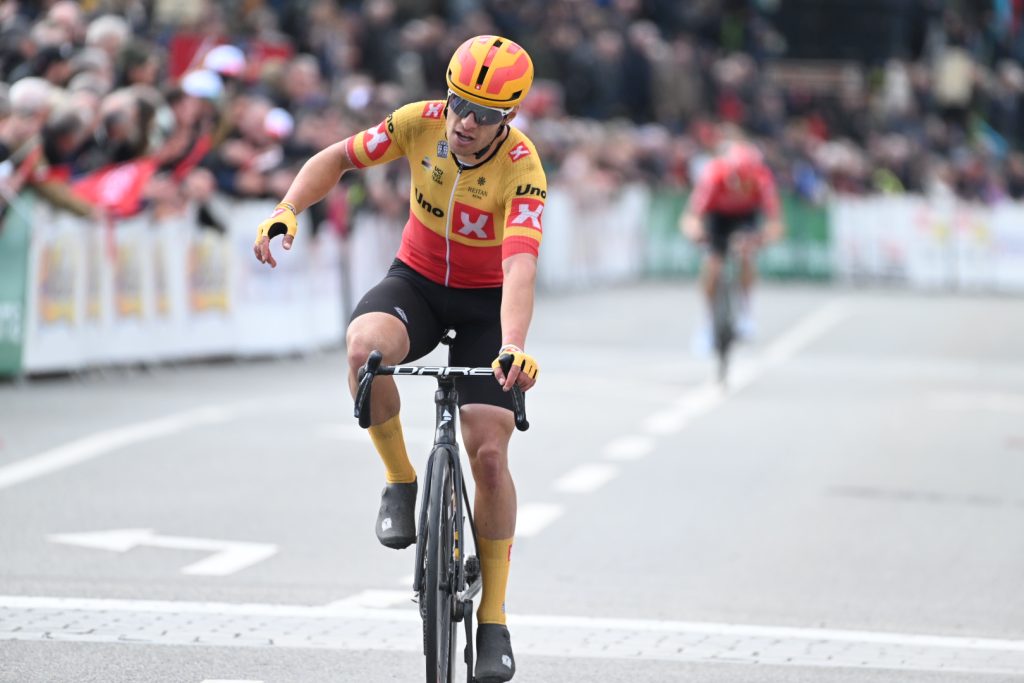 Fredrik Dversnes pi&egrave;ge tout le monde sur la Route Ad&eacute;lie de Vitr&eacute;