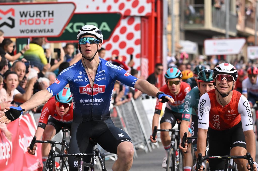 Kaden Groves change de v&eacute;lo &agrave; 3 kilom&egrave;tres et gagne la 6e &eacute;tape du Tour de Catalogne