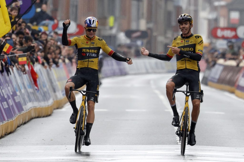 Christophe Laporte et Wout van Aert main dans la main sur Gand-Wevelgem