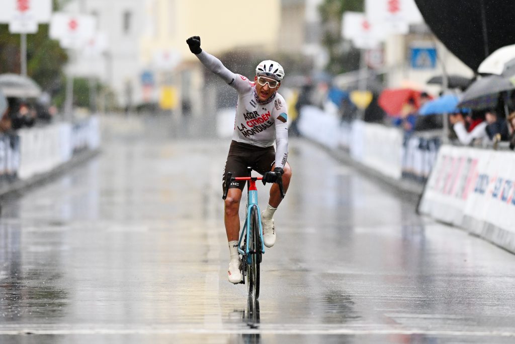 Nans Peters remporte le Trofeo Laigueglia sous une pluie battante