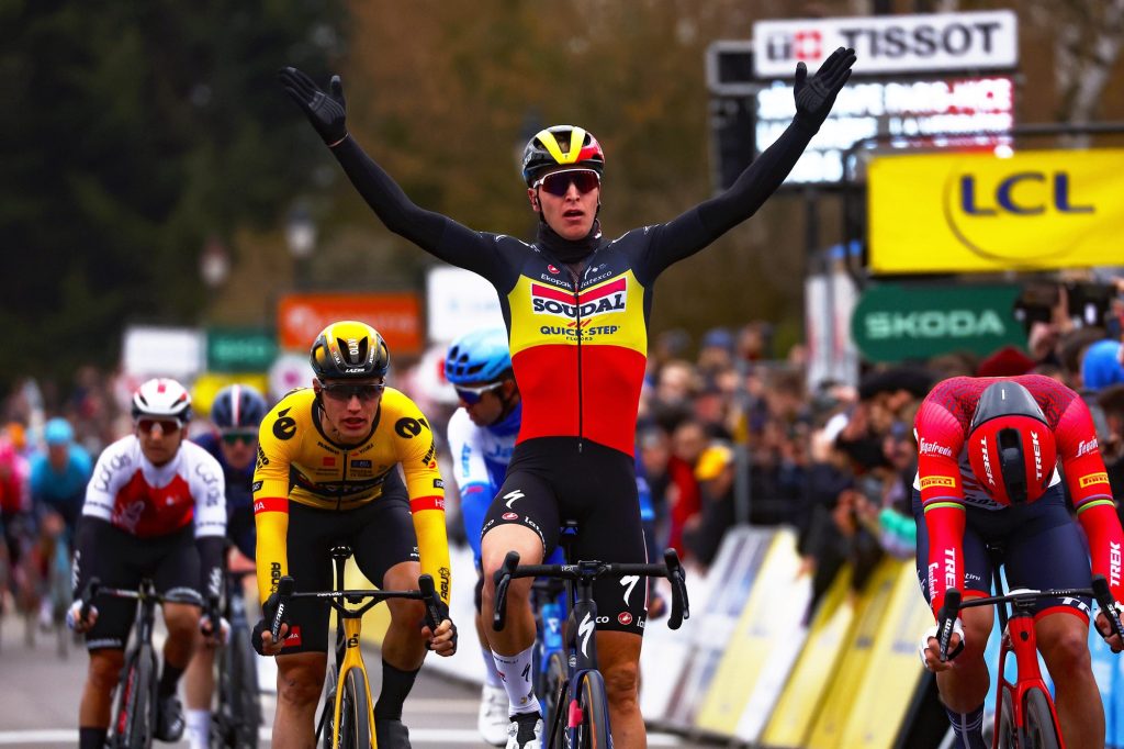 Tim Merlier s&rsquo;impose sur la 1e &eacute;tape de Paris-Nice apr&egrave;s un final anim&eacute;