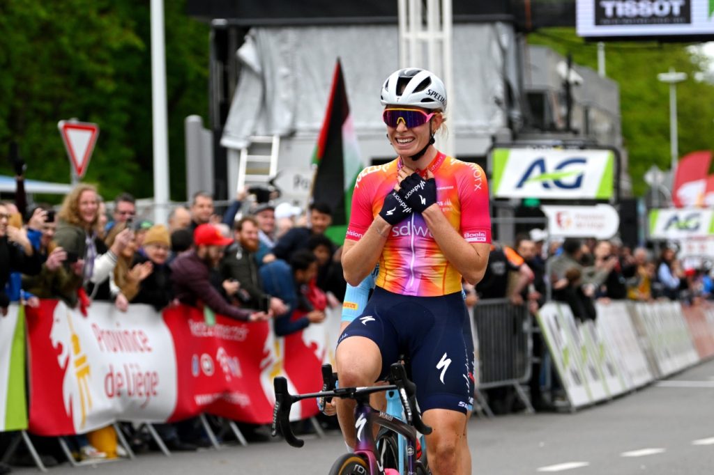 Demi Vollering r&eacute;alise le tripl&eacute; ardennais en gagnant Li&egrave;ge-Bastogne-Li&egrave;ge