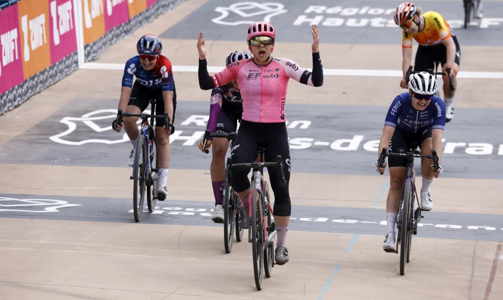 Alison Jackson fait triompher l&rsquo;&eacute;chapp&eacute;e sur Paris-Roubaix
