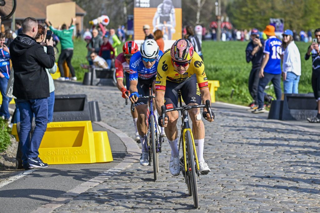 Wout Van Aert et Christophe Laporte accabl&eacute;s par les crevaisons