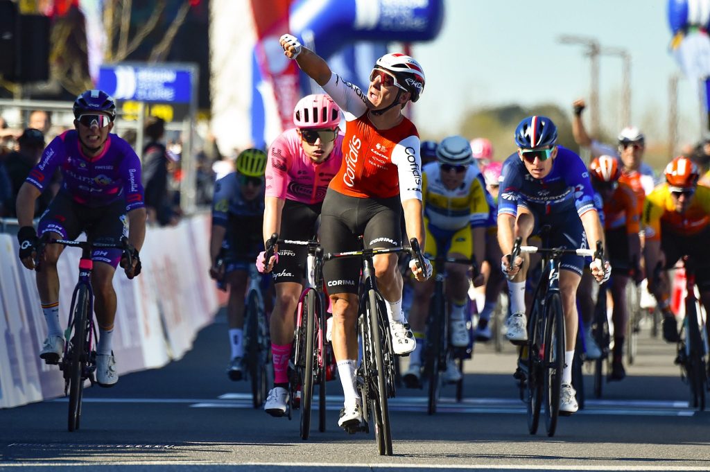 Bryan Coquard s&rsquo;impose apr&egrave;s un final houleux sur le R&eacute;gion Pays de la Loire Tour
