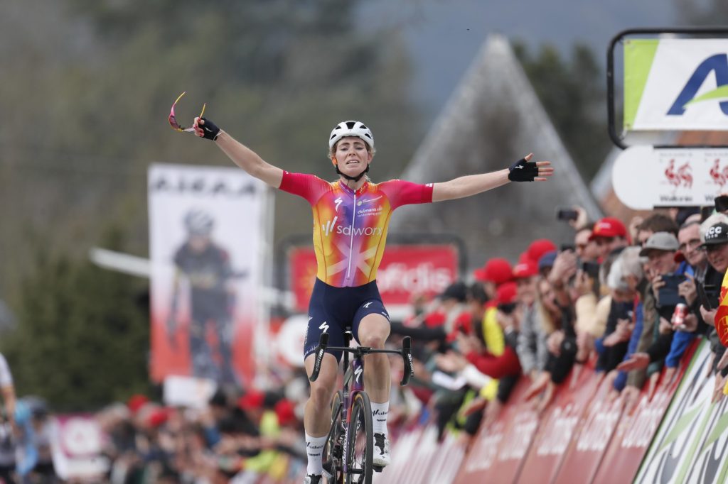 Demi Vollering en patronne sur la Fl&egrave;che Wallonne Femmes