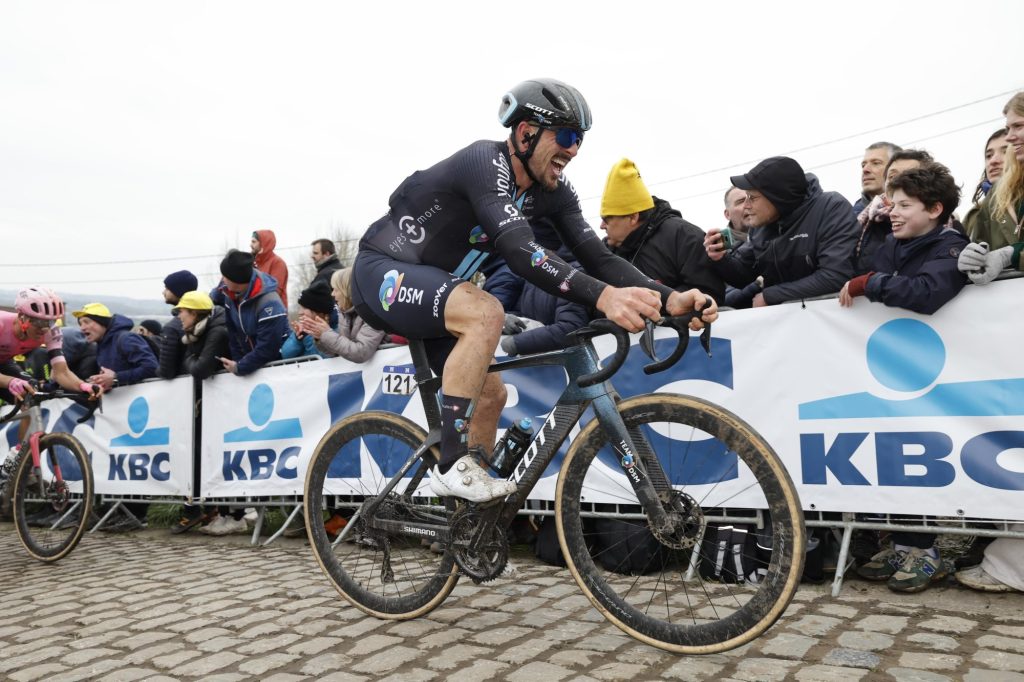 L&rsquo;&eacute;quipe DSM avec John Degenkolb, ancien vainqueur de Paris-Roubaix