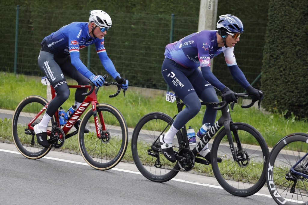 Mathieu van der Poel pi&eacute;g&eacute; dans une bordure sur le Tour des Flandres