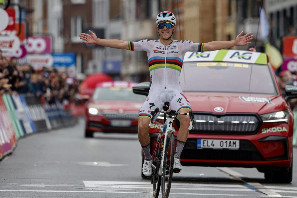 Remco Evenepoel fait briller l&rsquo;arc-en-ciel sur Li&egrave;ge-Bastogne-Li&egrave;ge
