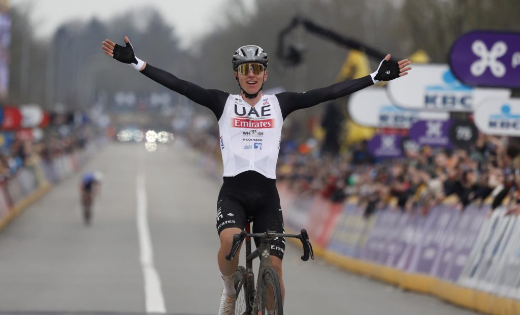 Le ph&eacute;nom&eacute;nal Tadej Pogacar remporte le Tour des Flandres