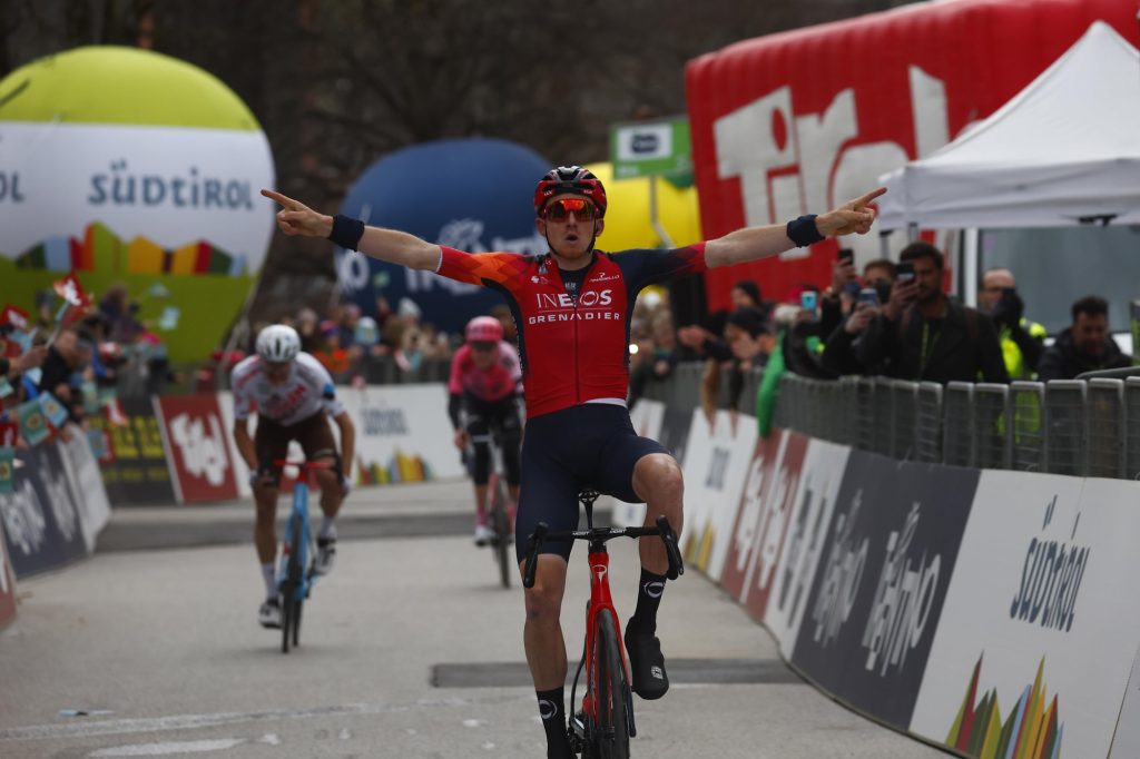 Tao Geoghegan Hart conclut le travail d'INEOS Grenadiers sur la 1e étape du Tour des Alpes 2023. Photo : Cor Vos