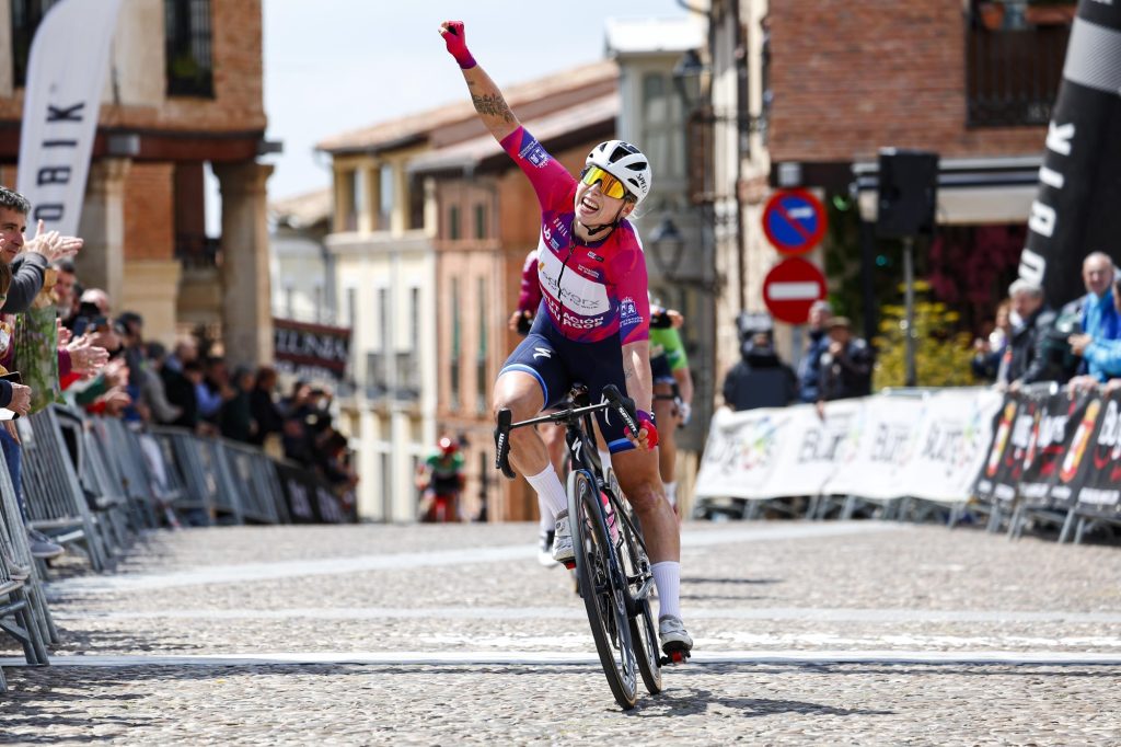 Demi Vollering gagne apr&egrave;s d&eacute;classement de Lorena Wiebes sur le Tour de Burgos