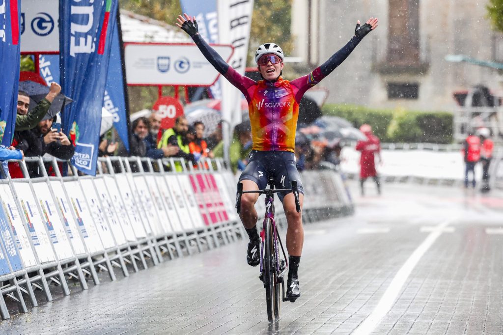 Demi Vollering remet les pendules &agrave; l&rsquo;heure sur le Itzulia Women
