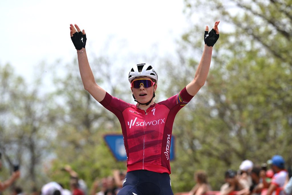 Demi Vollering dicte sa loi au sommet sur la Vuelta Femenina