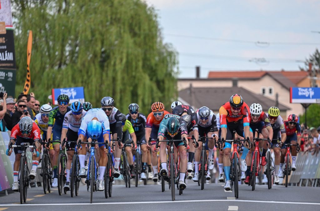 Dylan Groenewegen l&rsquo;emporte au terme d&rsquo;un final houleux sur le Tour de Hongrie