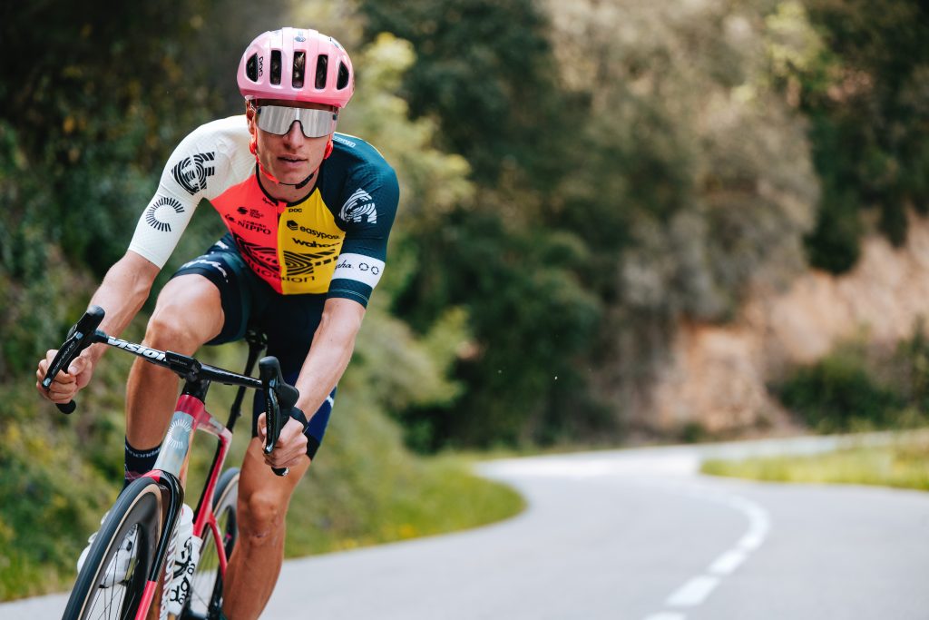 EF Education-EasyPost se pare d&rsquo;un maillot sp&eacute;cial pour le Giro 2023