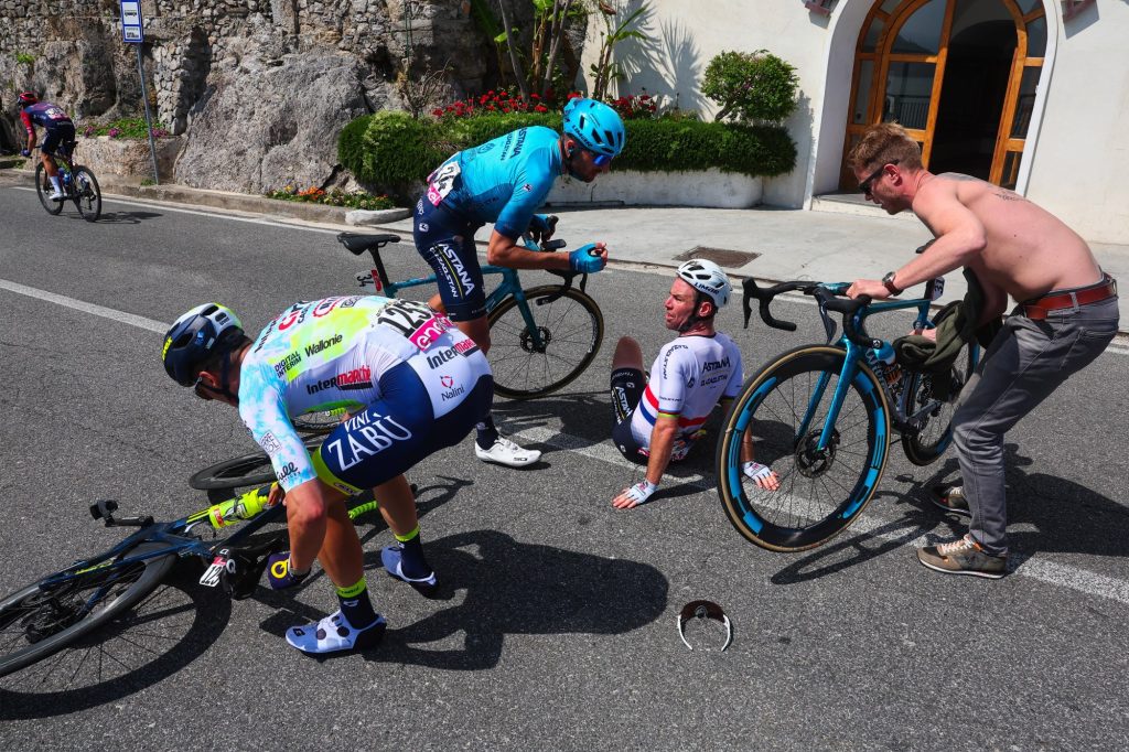 Mark Cavendish encha&icirc;ne les chutes sur le Giro 2023