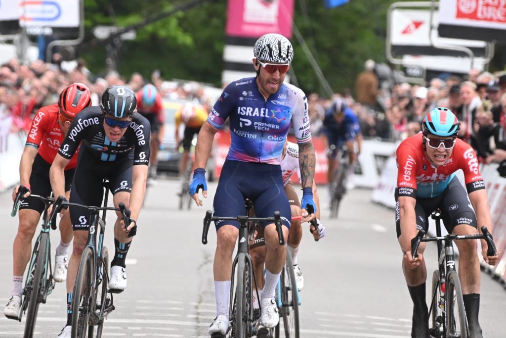 Giacomo Nizzolo bat un incroyable Arnaud De Lie sur le Tro-Bro L&eacute;on 2023