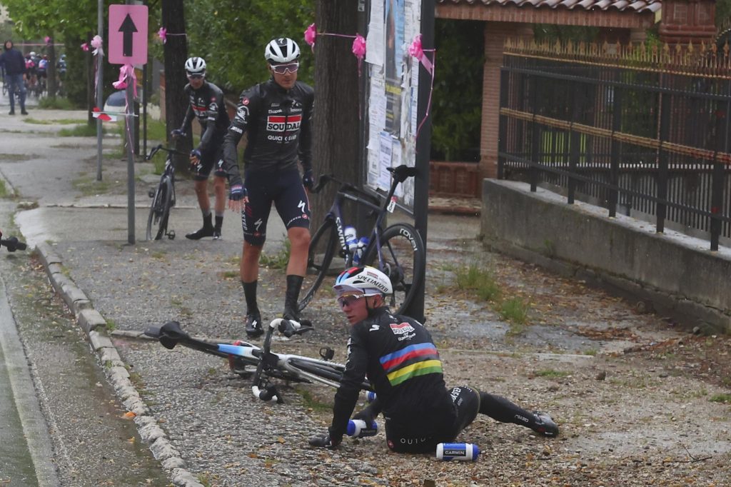 Remco Evenepoel chute deux fois sur le Giro 2023, &laquo;&nbsp;la 6e &eacute;tape sera difficile&nbsp;&raquo;