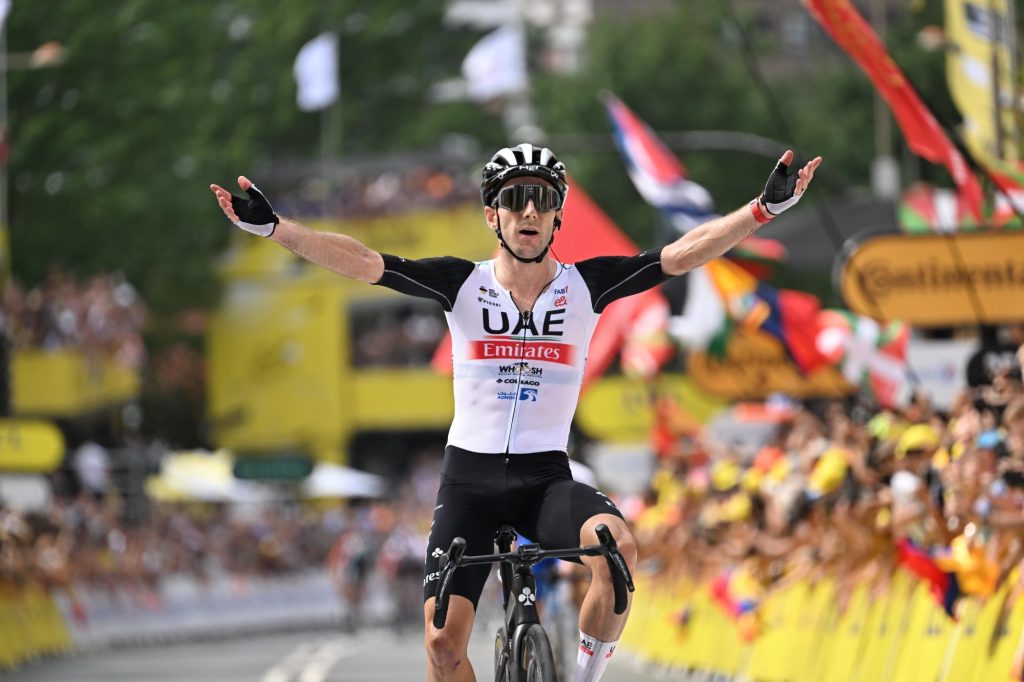Adam Yates premier maillot jaune du Tour de France 2023 devant son fr&egrave;re Simon