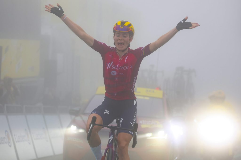 Demi Vollering fait coup double au sommet du Tourmalet