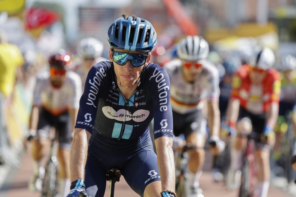 Romain Bardet chute et abandonne le Tour de France