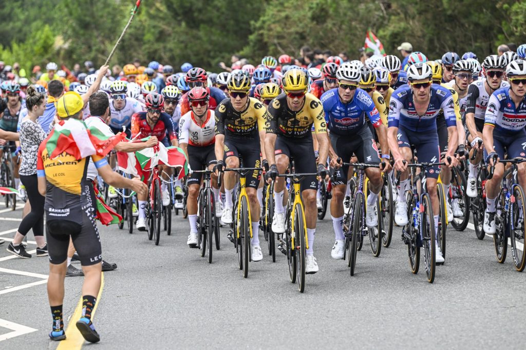 DIRECT : Peloton group&eacute; &agrave; 50 km de l&rsquo;arriv&eacute;e sur la 1e &eacute;tape du Tour de France 2023