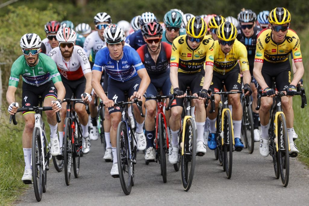 Evenepoel avec Vingegaard Roglic et Kuss
